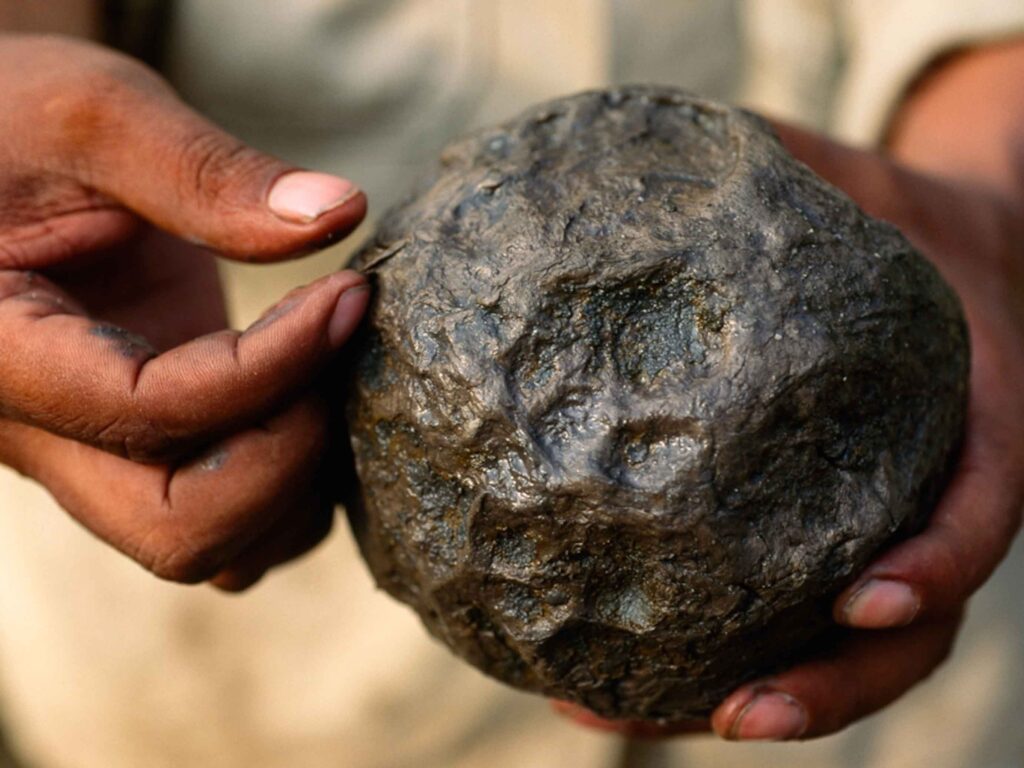 Quả bóng cao su 3.600 năm tuổi do người Olmec chế tạo – hiện vật quý hiếm phản ánh lịch sử cao su từ thời văn minh Mesoamerica cổ đại.