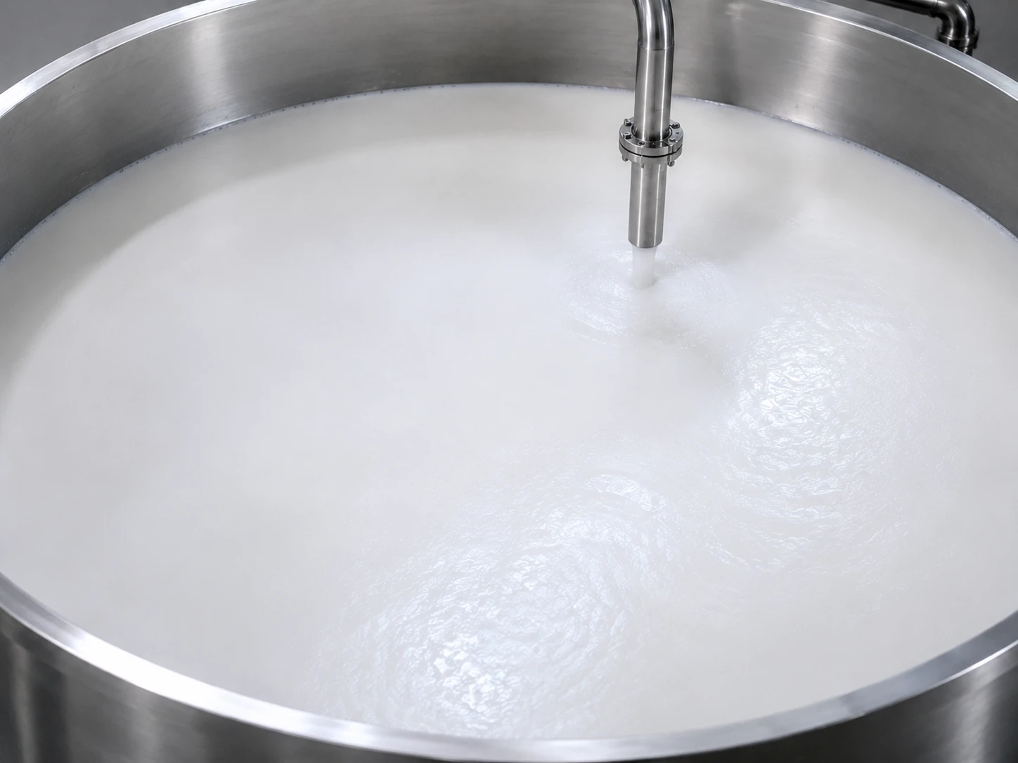 Bồn chứa latex cao su thiên nhiên cô đặc trong hệ thống công nghiệp.